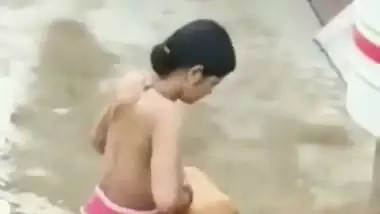 Petticoat bhabhi outdoor bath caught by neighbor