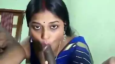 Married lady gives a Tamil blowjob to her Jija