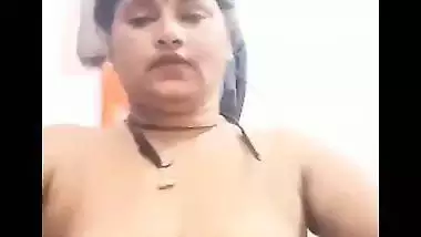 Kannada aunty rubbing pussy and fingering on video call