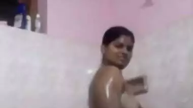 Desi chick makes XXX show in her bathroom and puts black lingerie on