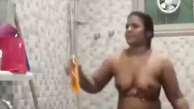 Desi aunty bathroom selfie Video