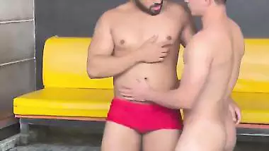 Pervert fucks a guy’s asshole in Bangkok in Indian gay porn