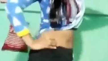 Sexy desi gf lifting salwar and showing her sexy naval dance