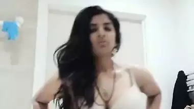 Tamil girl removes bra shows huge boobs nude viral show