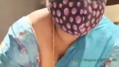 Tamil aunty Sivani in saree does nude live cam for money