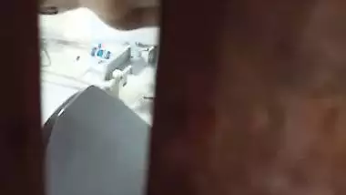 Hairy pussy sister bathing naked caught by brother