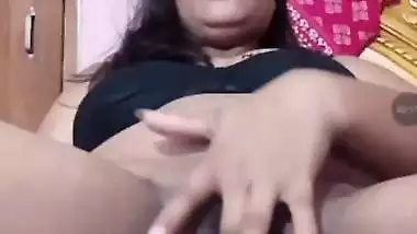 Unsatisfied bhabhi fingering fat pussy on live cam