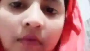 Beautiful bhabhi round boobs showing with sharp nipples