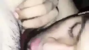 Horny guy licks his GF’s pink pussy in Indian viral porn